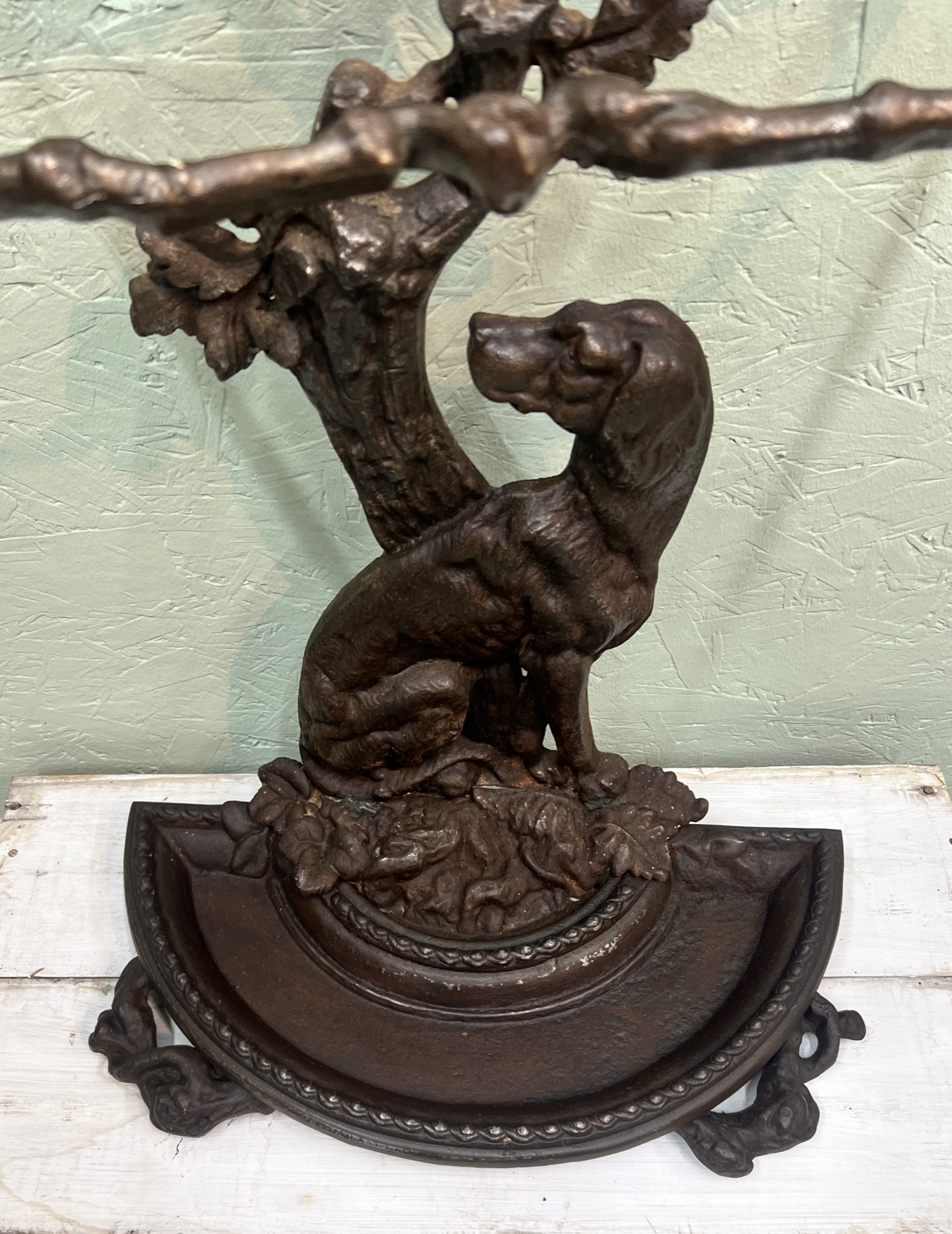 Oude gietijzeren paraplustandaard met lieve hond