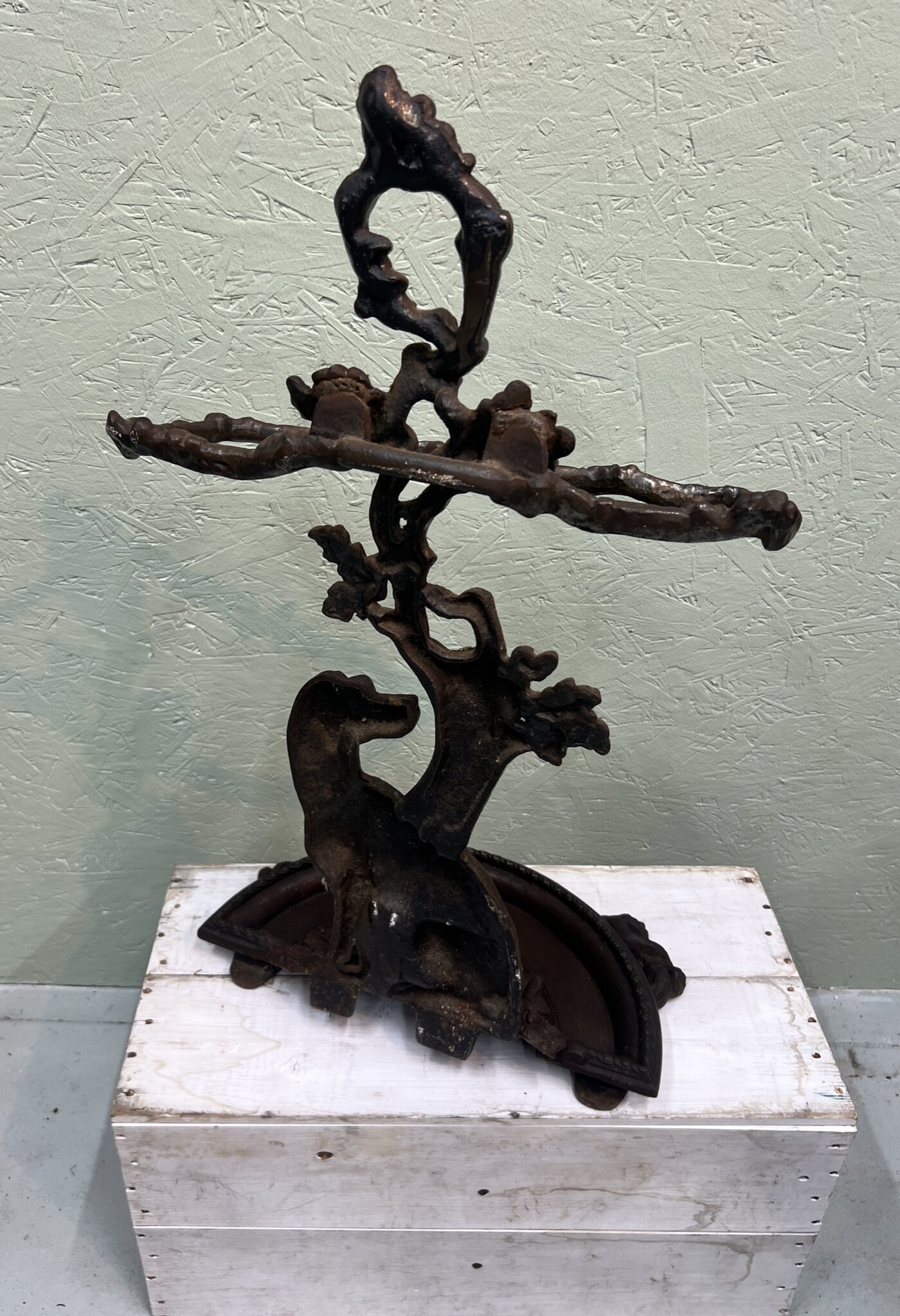 Oude gietijzeren paraplustandaard met lieve hond