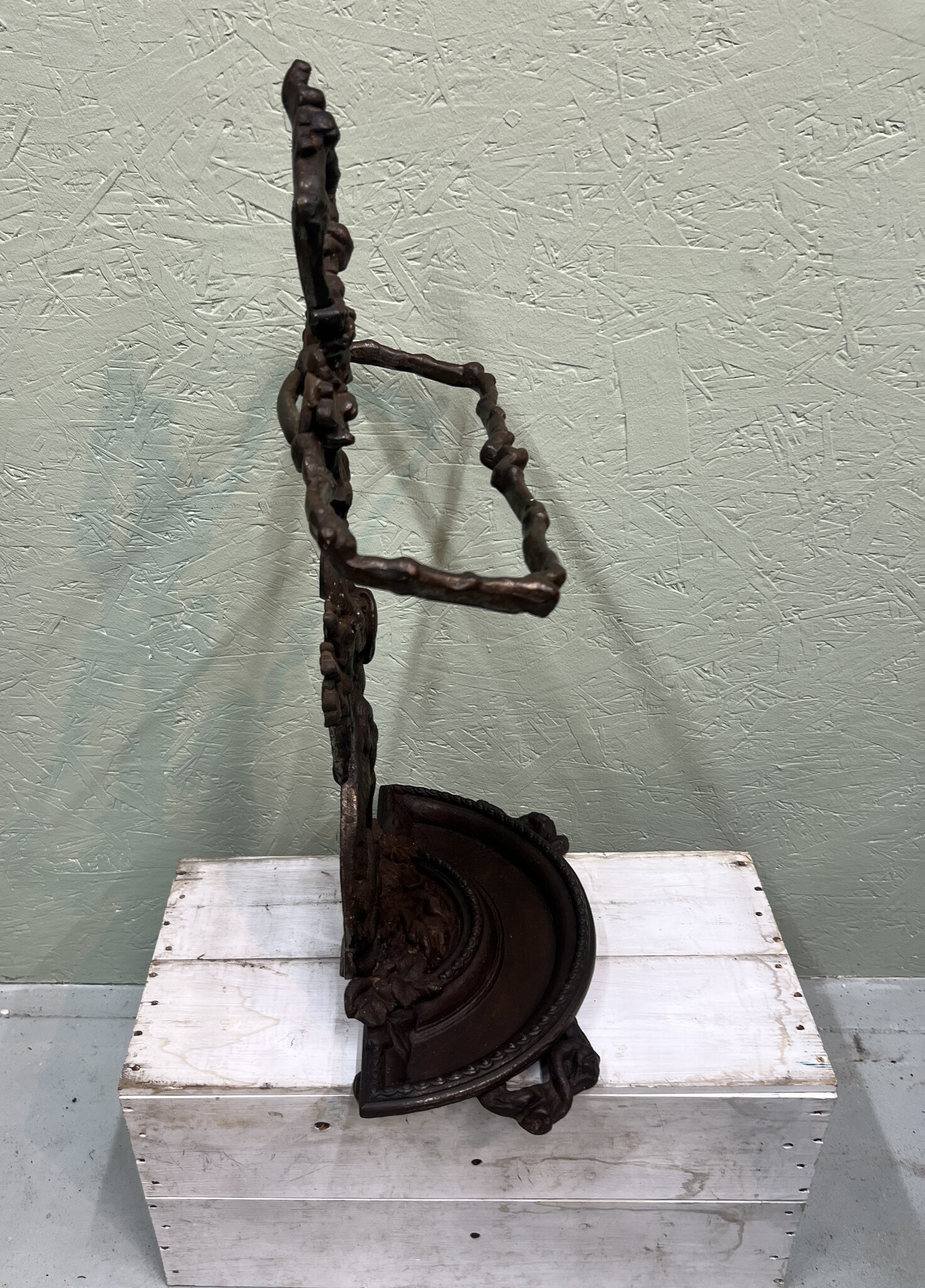 Oude gietijzeren paraplustandaard met lieve hond