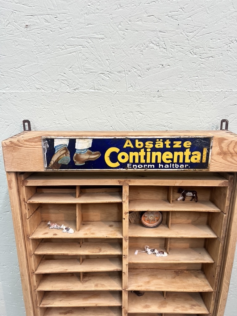 Vintage winkel kastje met vakjes