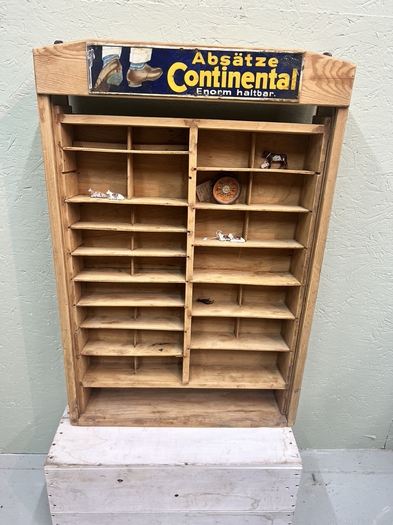 Vintage winkel kastje met vakjes
