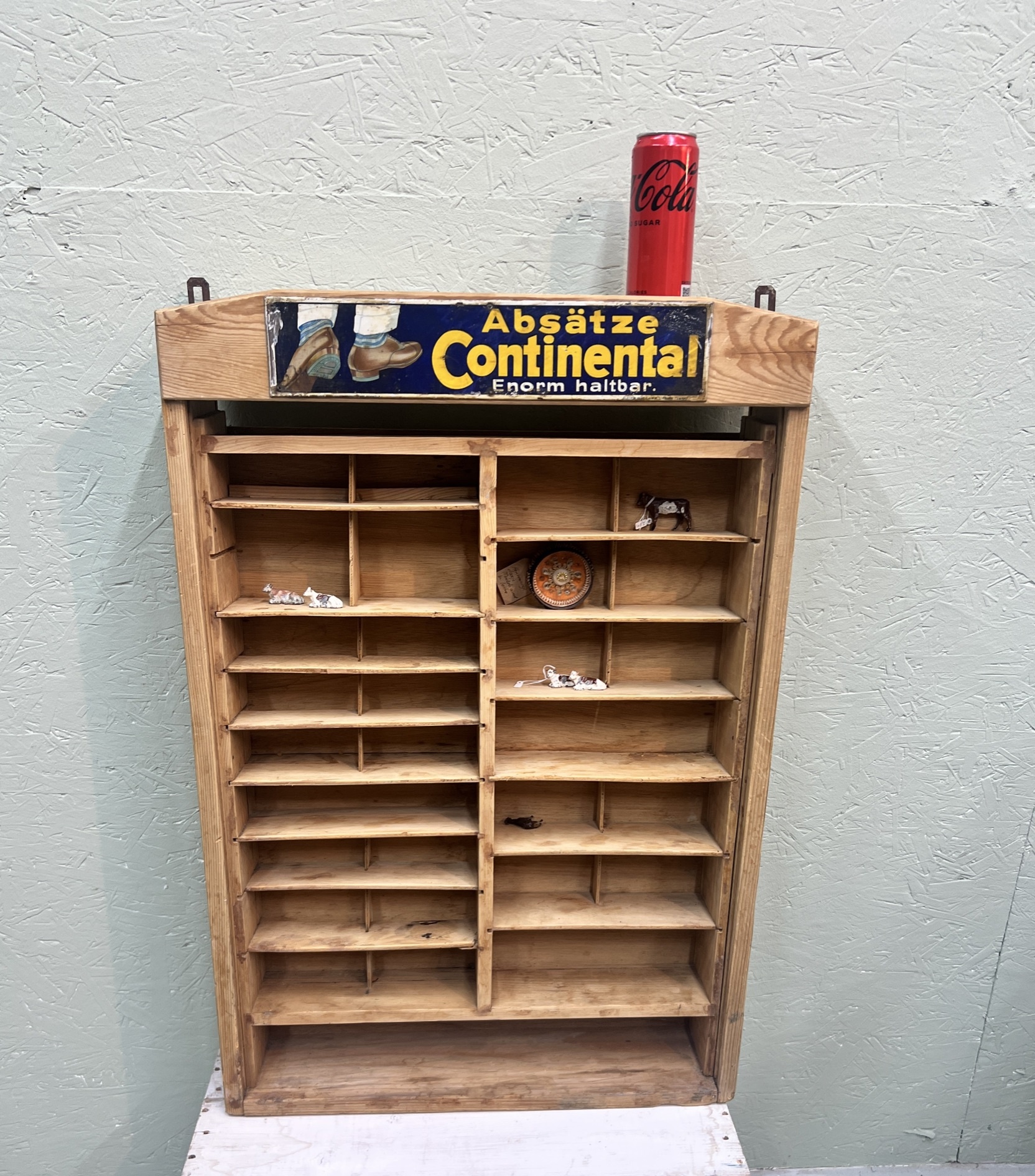 Vintage winkel kastje met vakjes