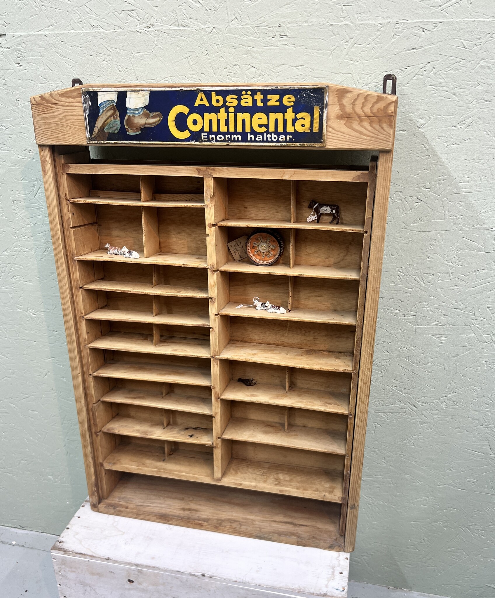 Vintage winkel kastje met vakjes