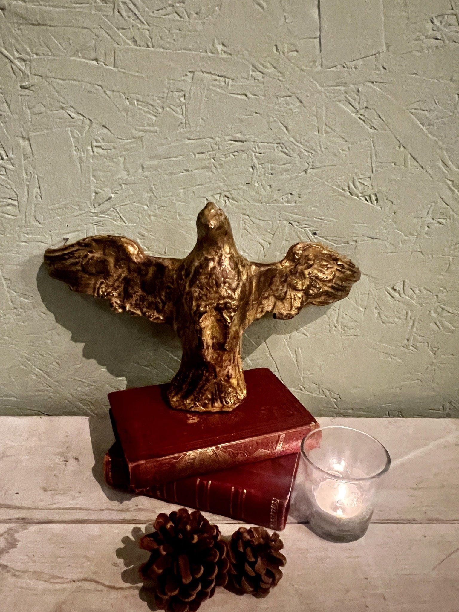 Goudkleurige gipsen adelaar of valk