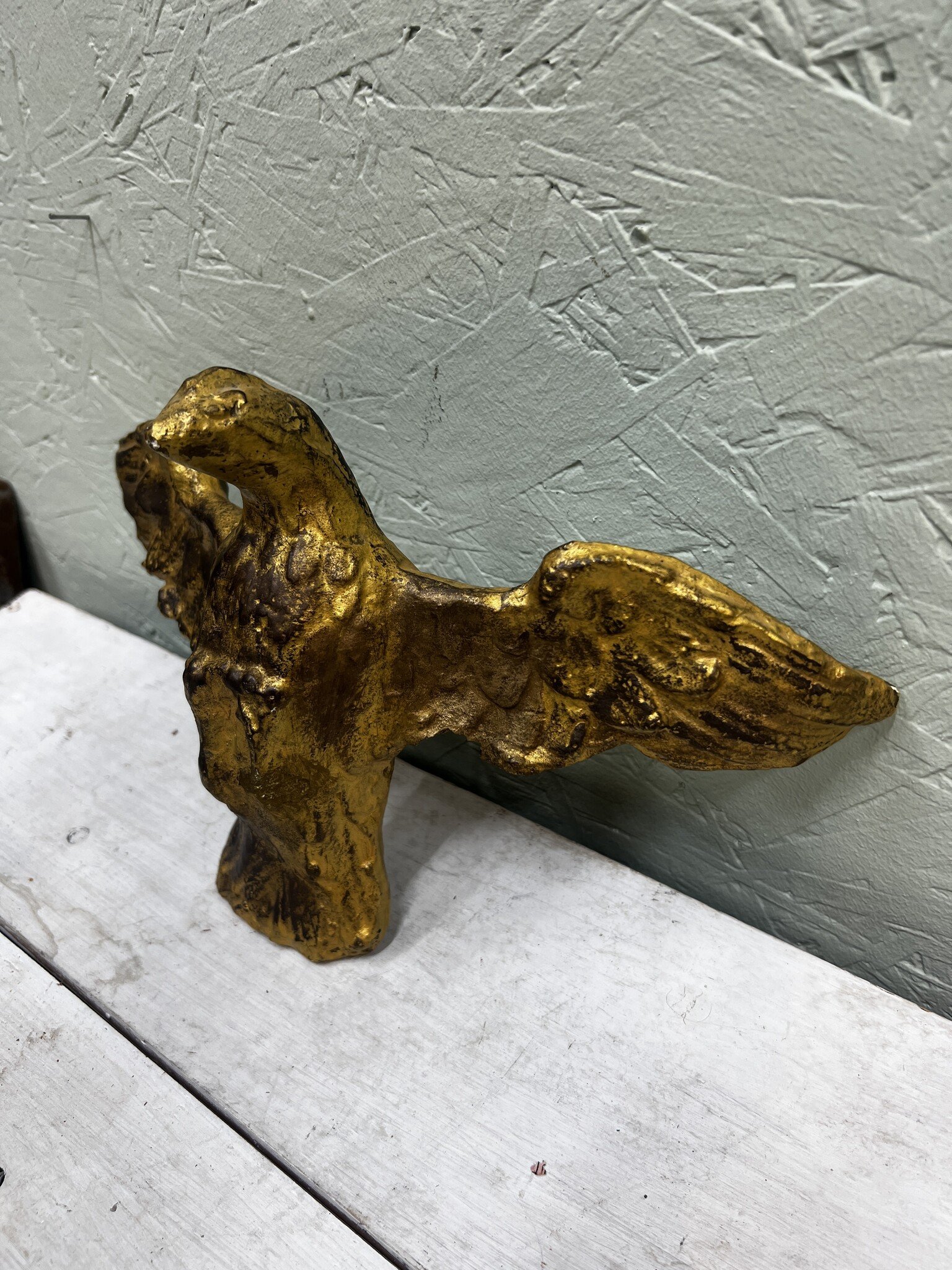 Goudkleurige gipsen adelaar of valk