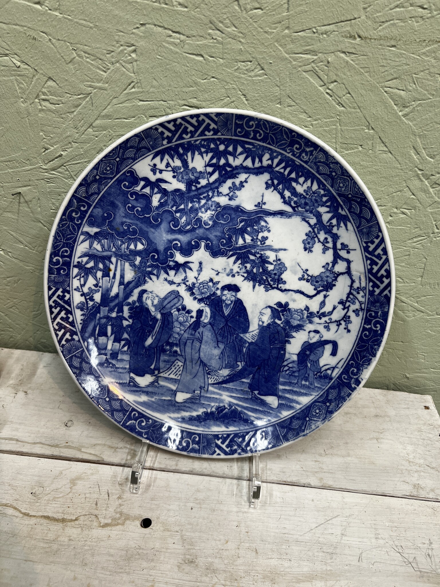 Antiek bord met blauwe voorstelling van Japanse mannetjes