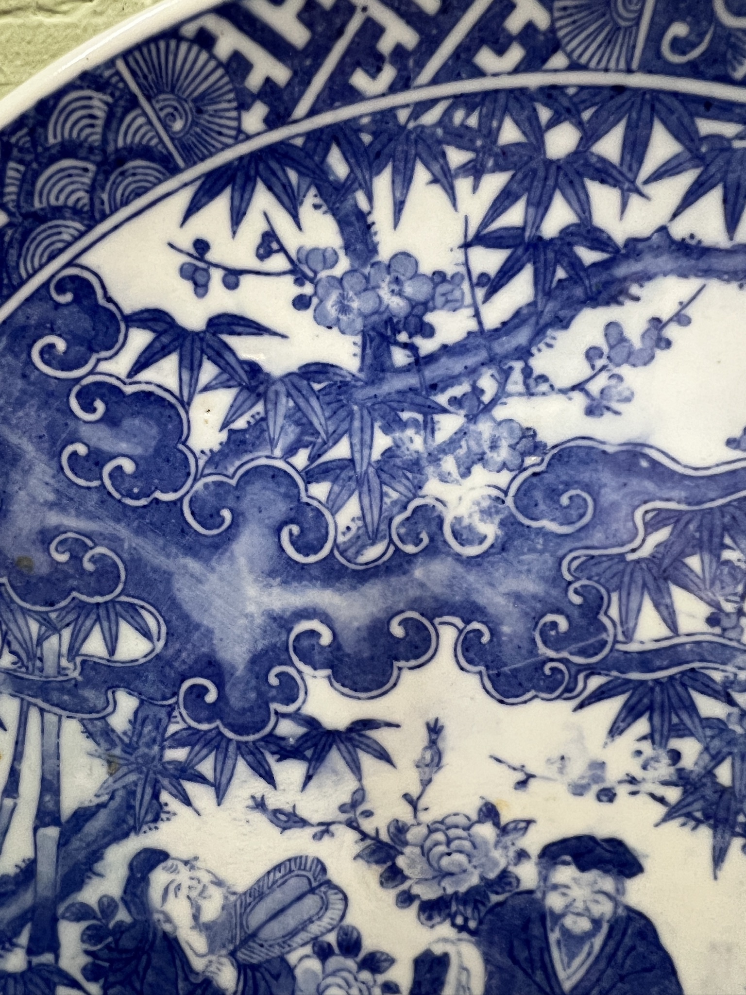 Antiek bord met blauwe voorstelling van Japanse mannetjes