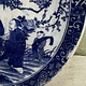 Antiek bord met blauwe voorstelling van Japanse mannetjes