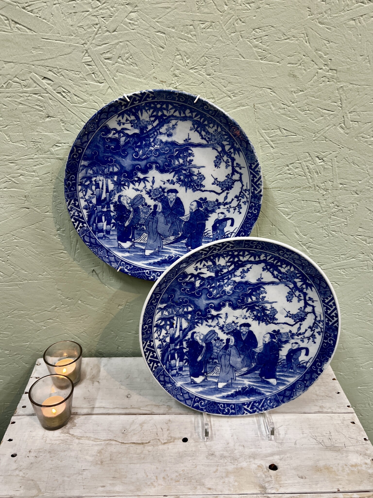 Antiek bord met blauwe voorstelling van Japanse mannetjes