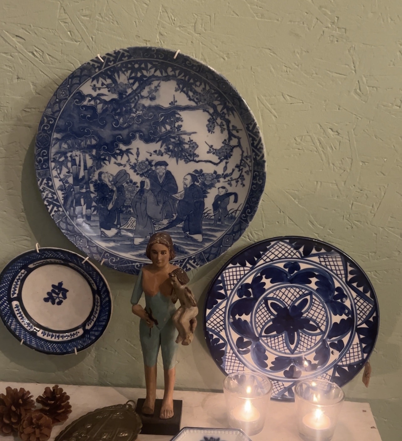 Antiek bord met blauwe voorstelling van Japanse mannetjes