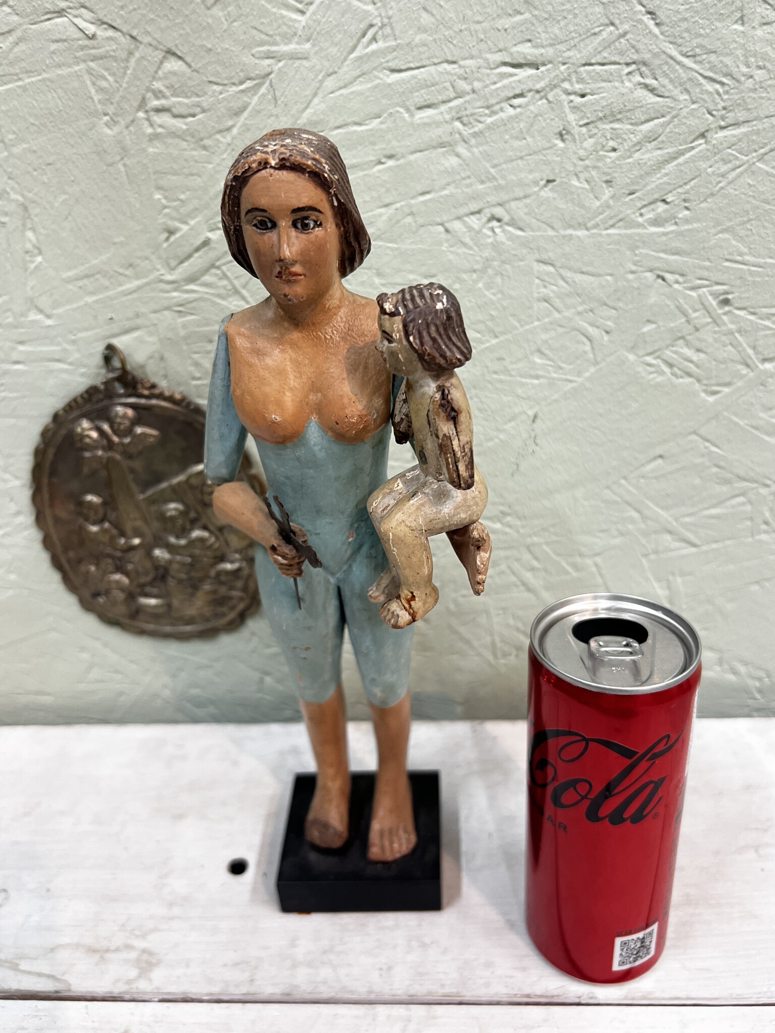 Antique polychromed houten Madonna with child