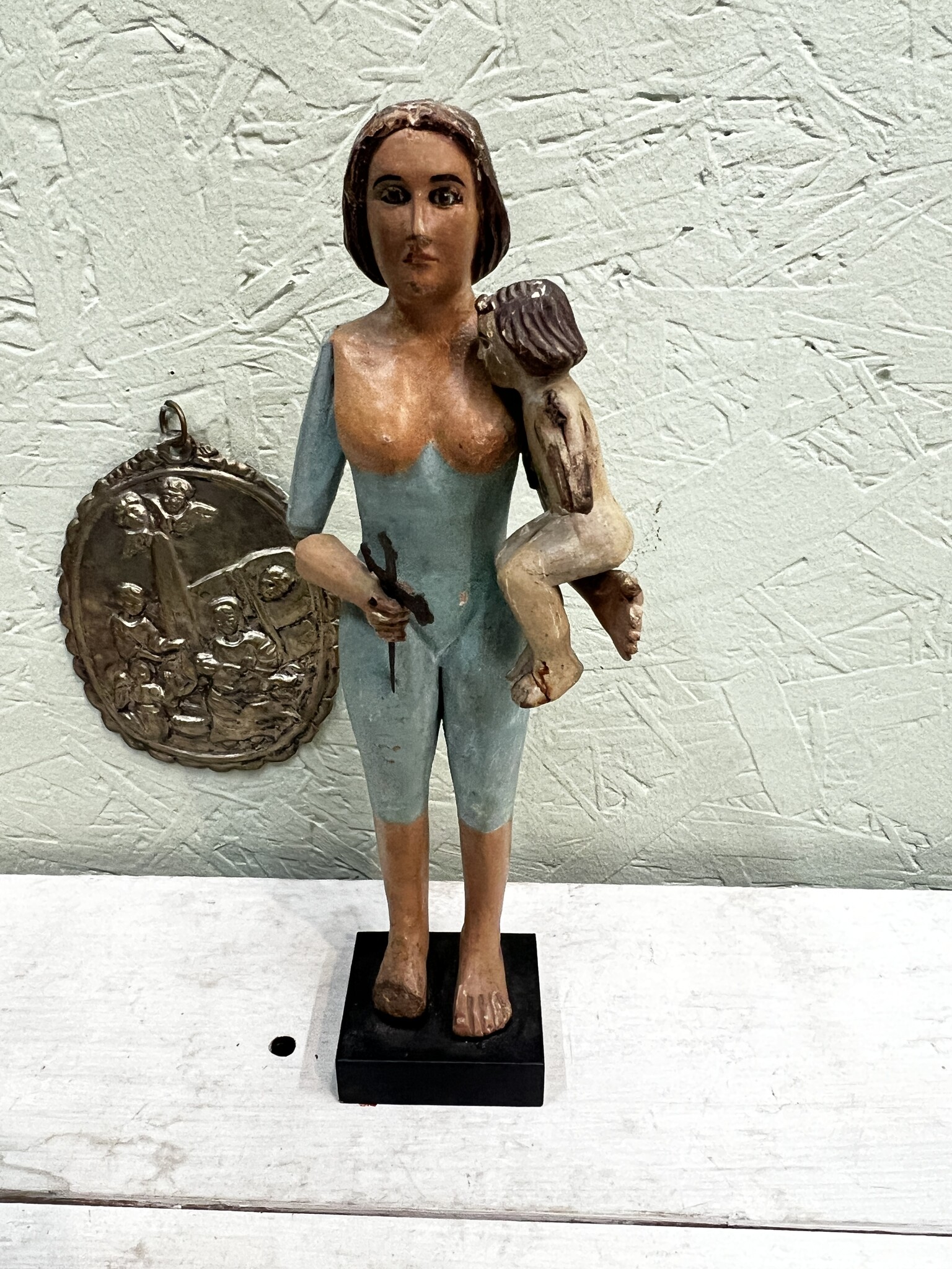 Antique polychromed houten Madonna with child