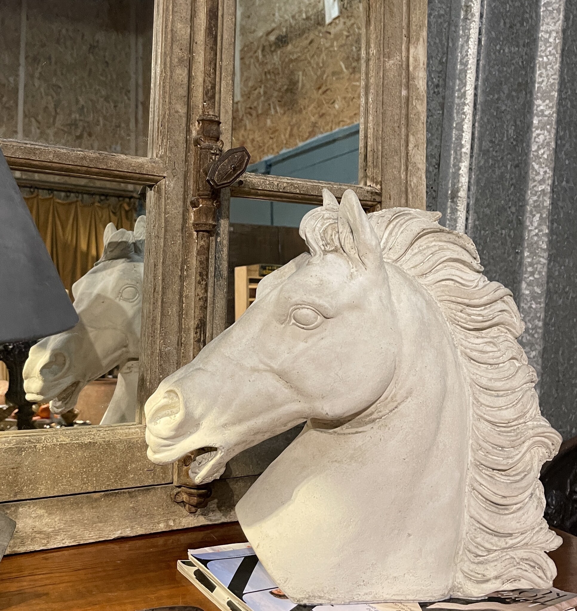 Vintage paarden hoofd, schildersmodel uit een atelier