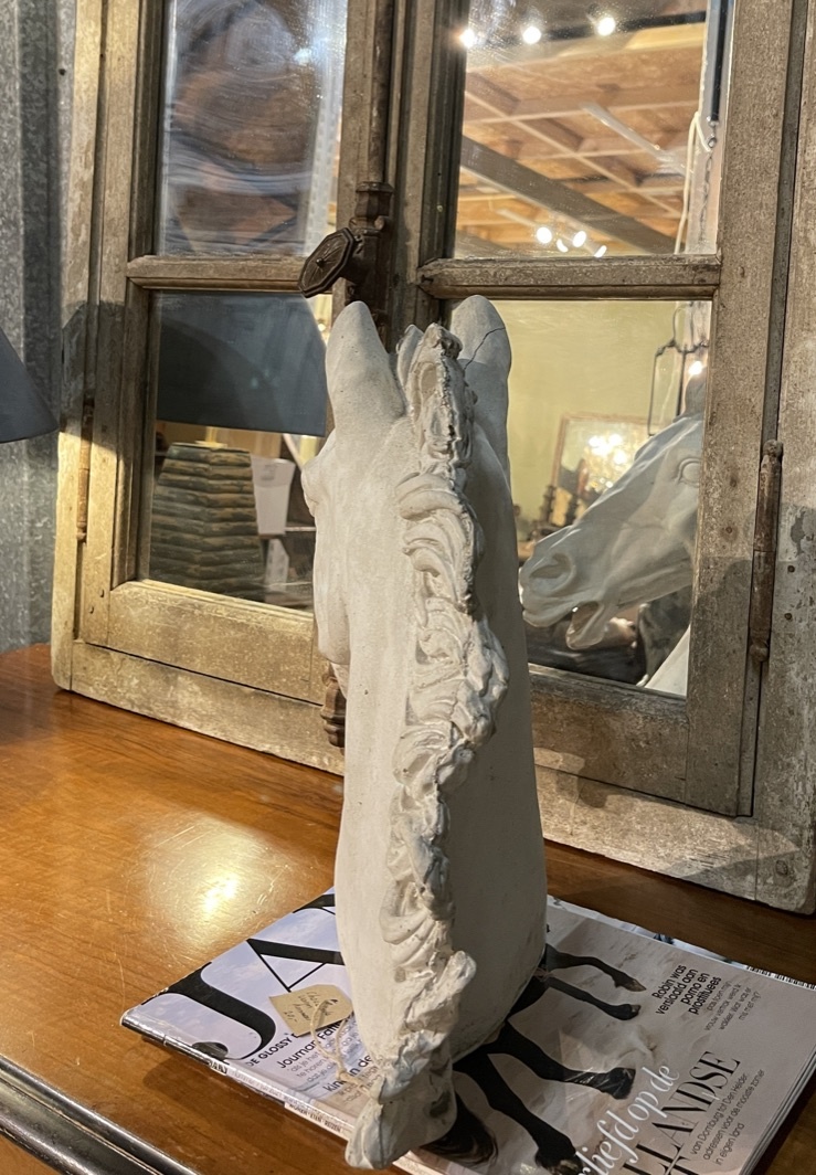 Vintage paarden hoofd, schildersmodel uit een atelier