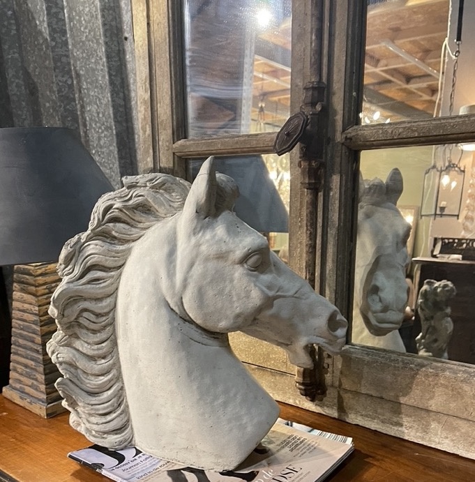 Vintage paarden hoofd, schildersmodel uit een atelier