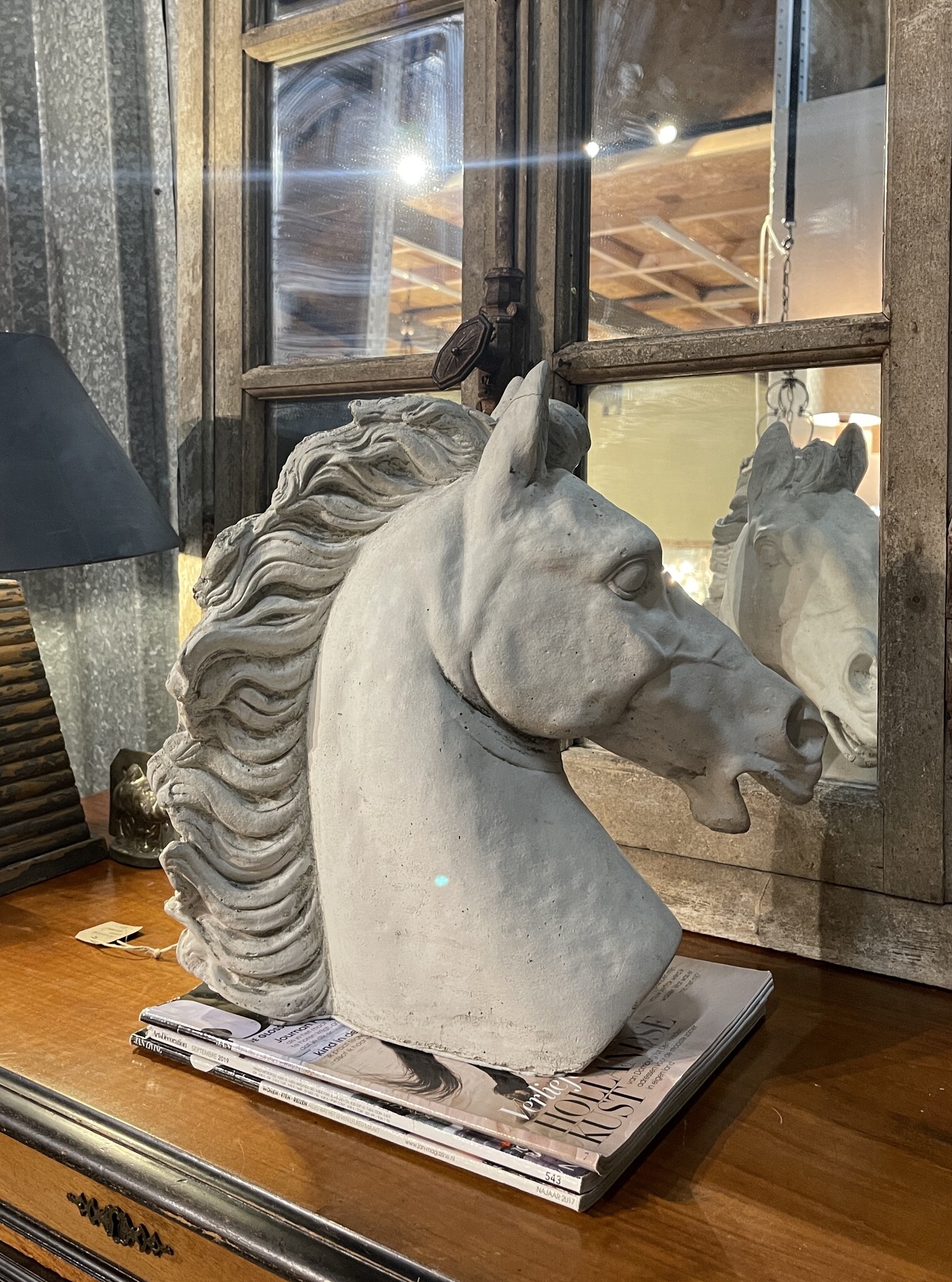 Vintage paarden hoofd, schildersmodel uit een atelier