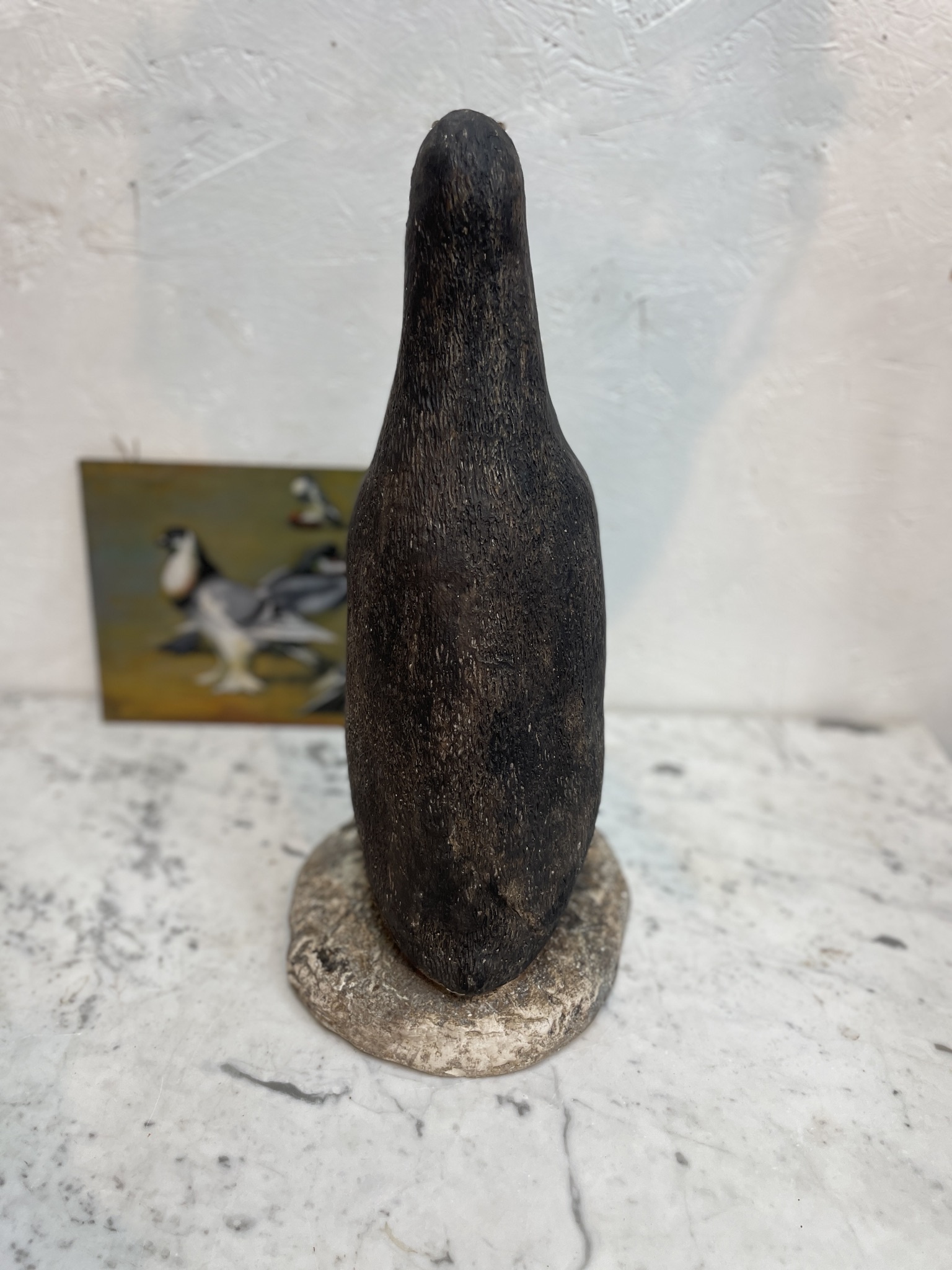 Vintage tuinbeeld van een trotse pinguïn