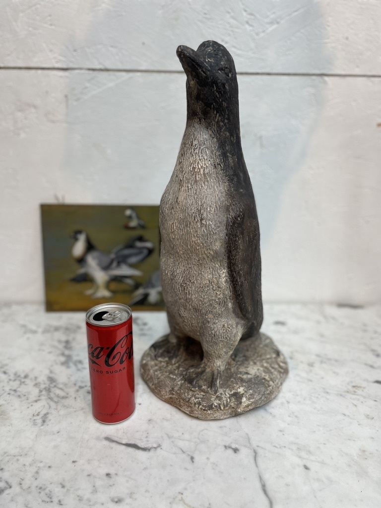 Vintage tuinbeeld van een trotse pinguïn