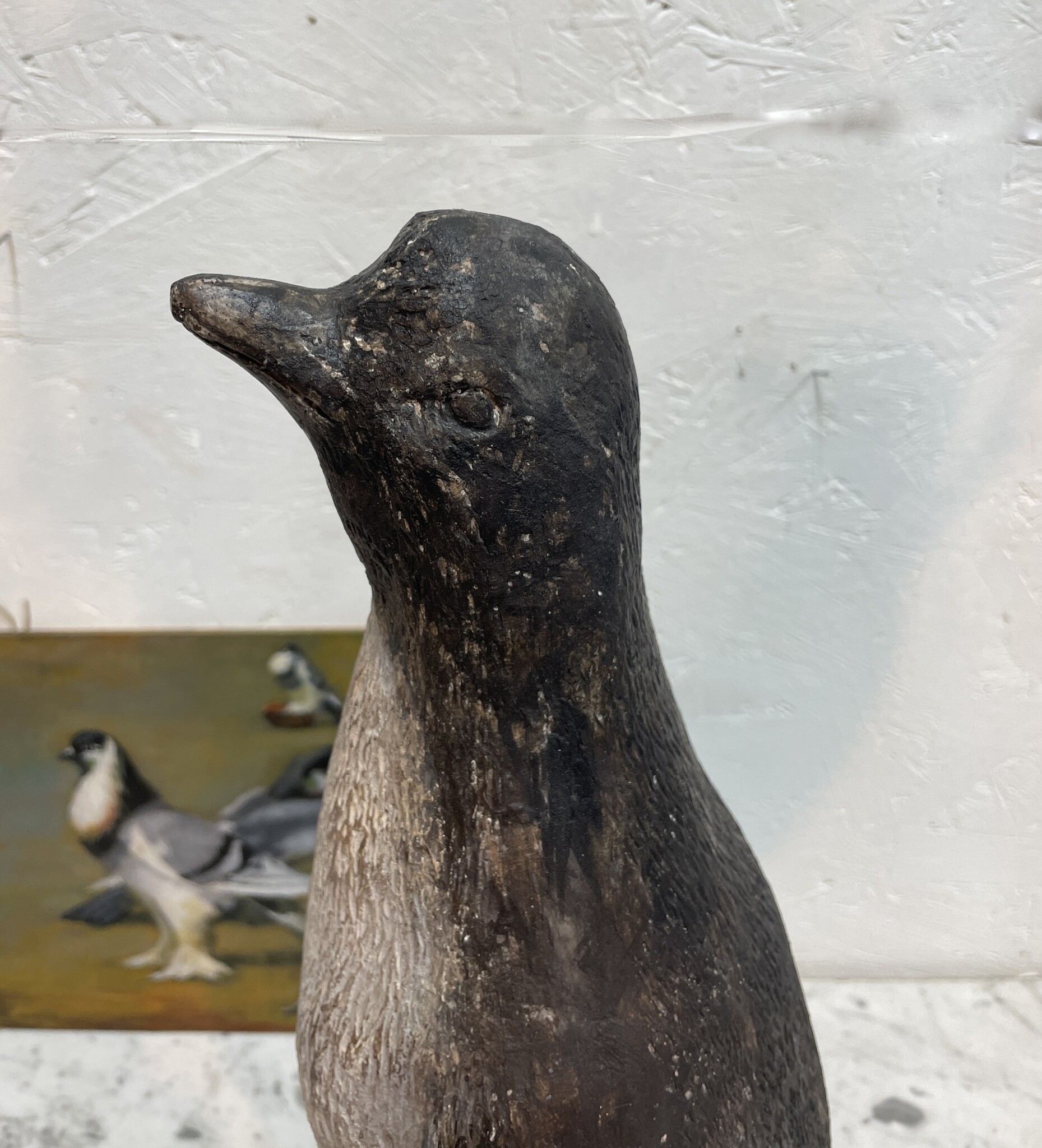 Vintage tuinbeeld van een trotse pinguïn