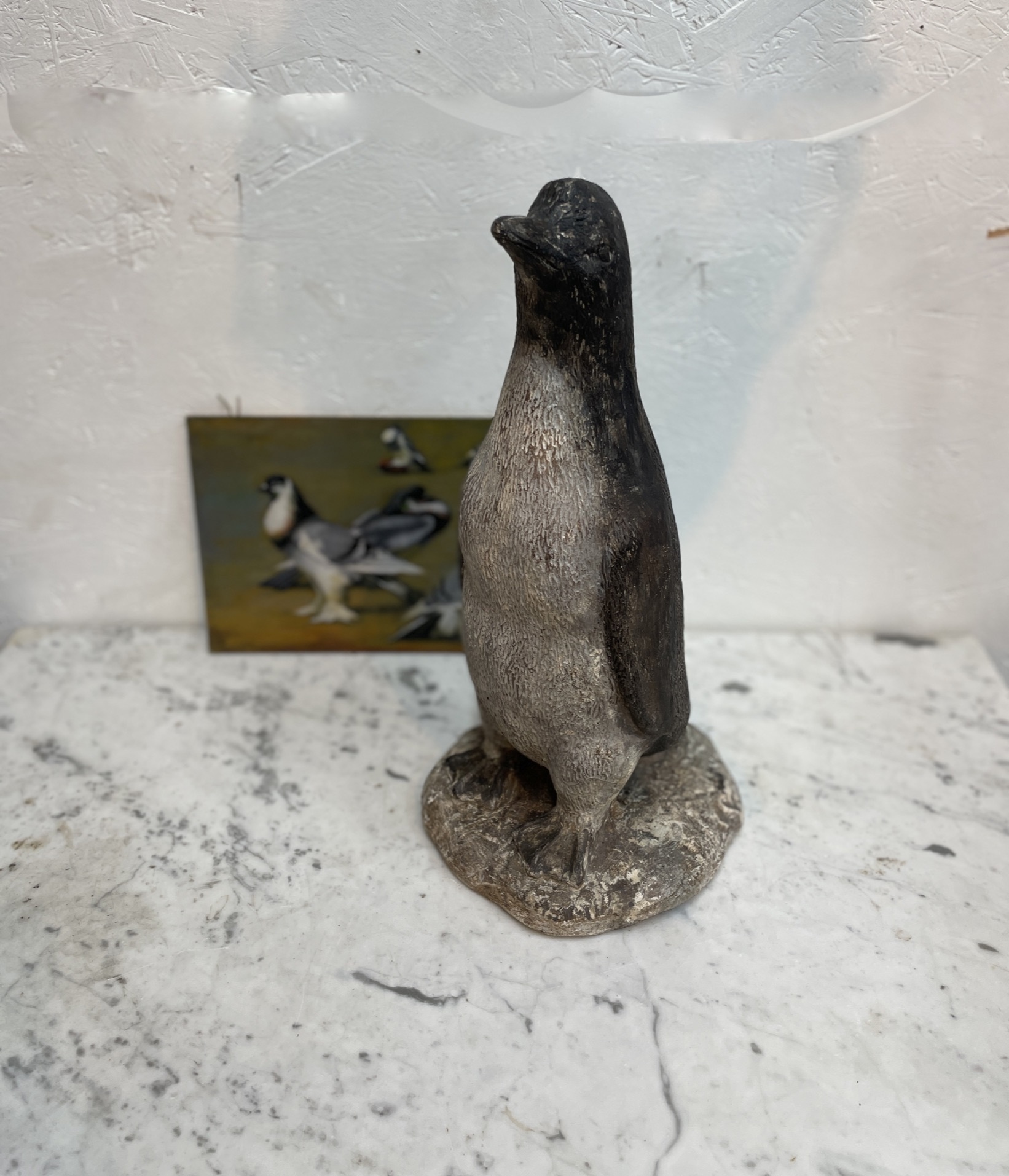 Vintage tuinbeeld van een trotse pinguïn