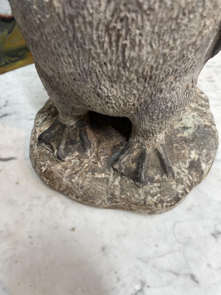 Vintage tuinbeeld van een trotse pinguïn