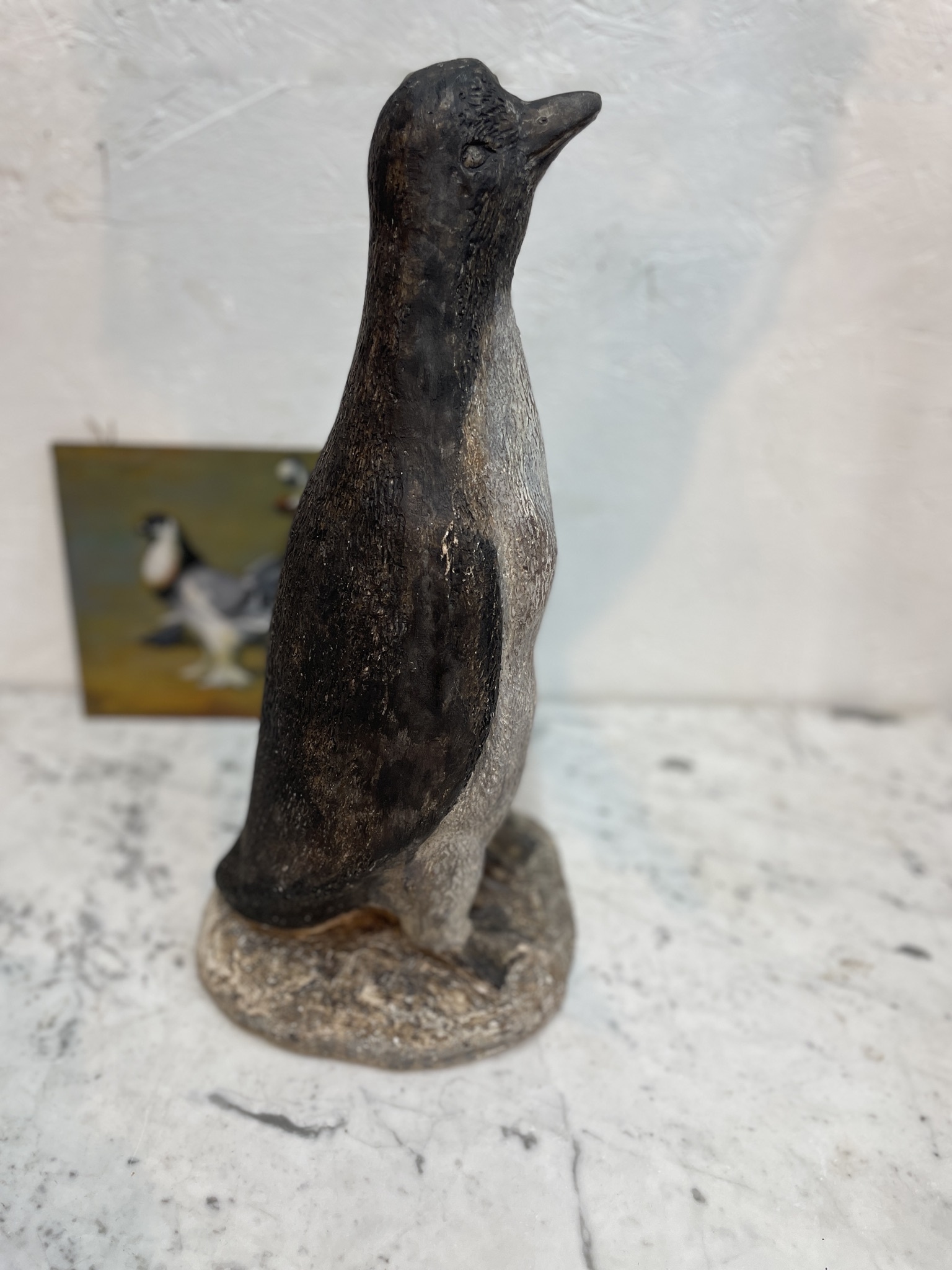 Vintage tuinbeeld van een trotse pinguïn