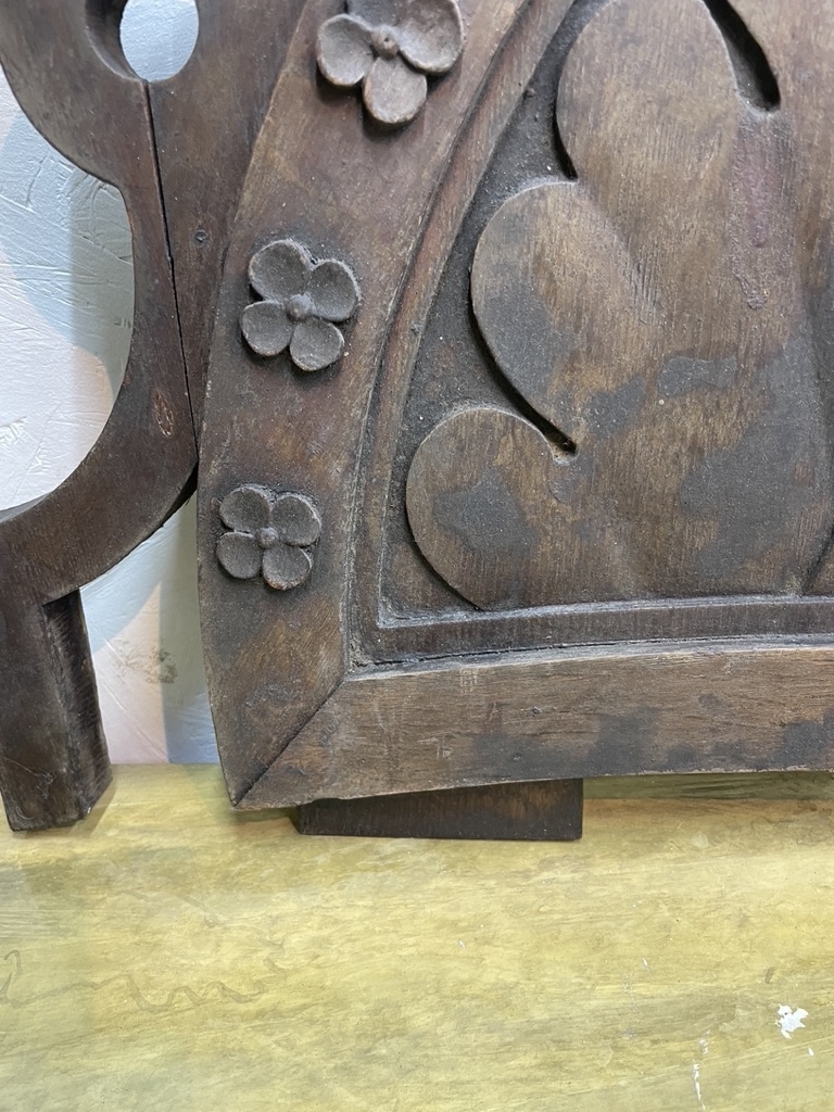 Antiek handgesneden ornament