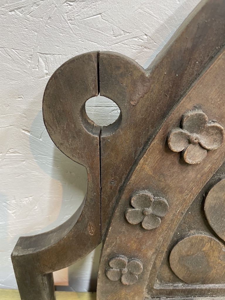 Antiek handgesneden ornament