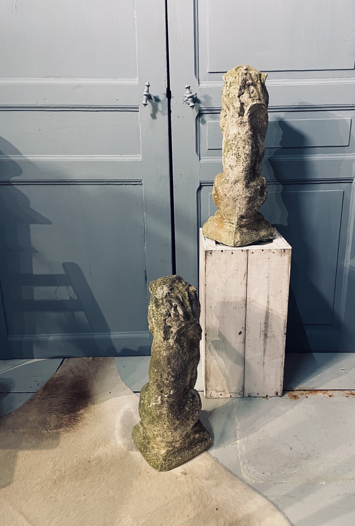 Stel bijna antieke tuinleeuwen