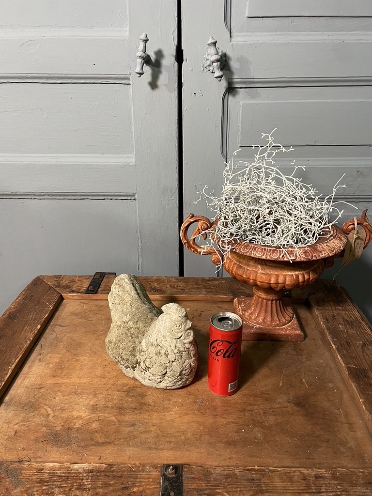 Vintage tuinbeeld broedend kippie