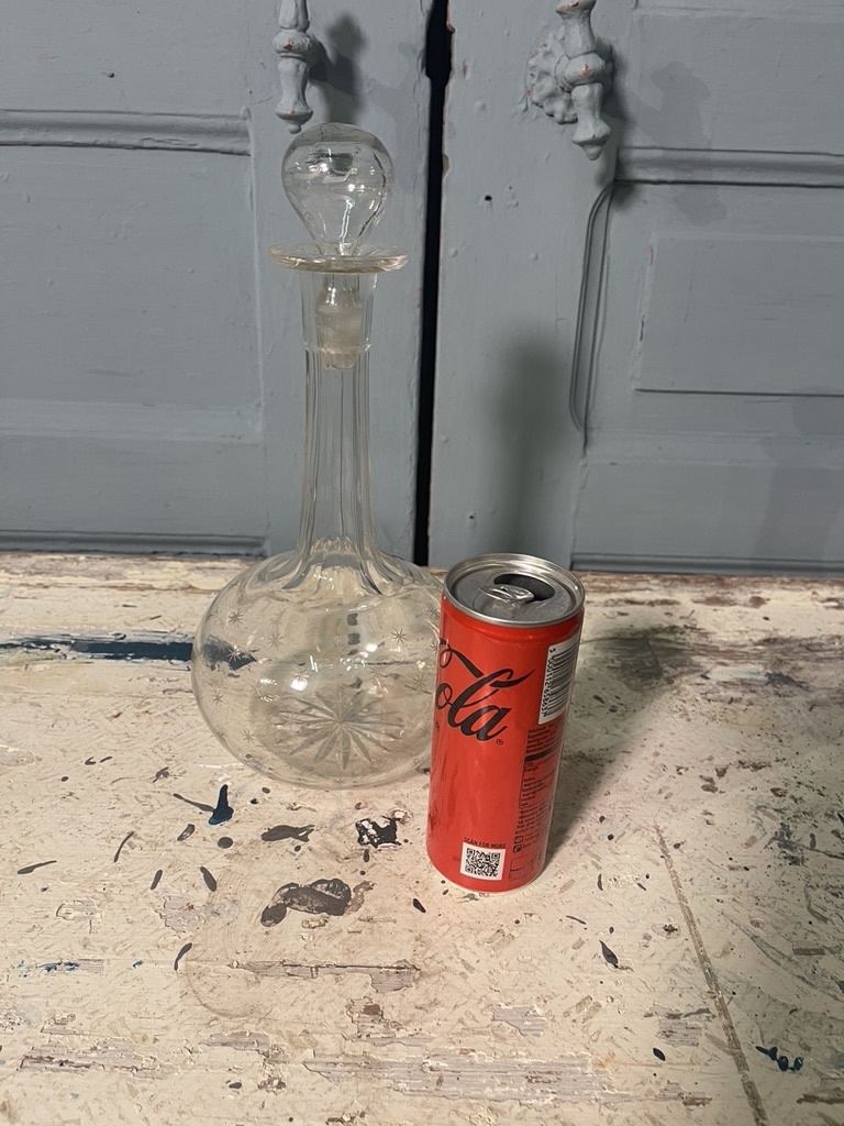 Oude karaf gegraveerd met sterretjes