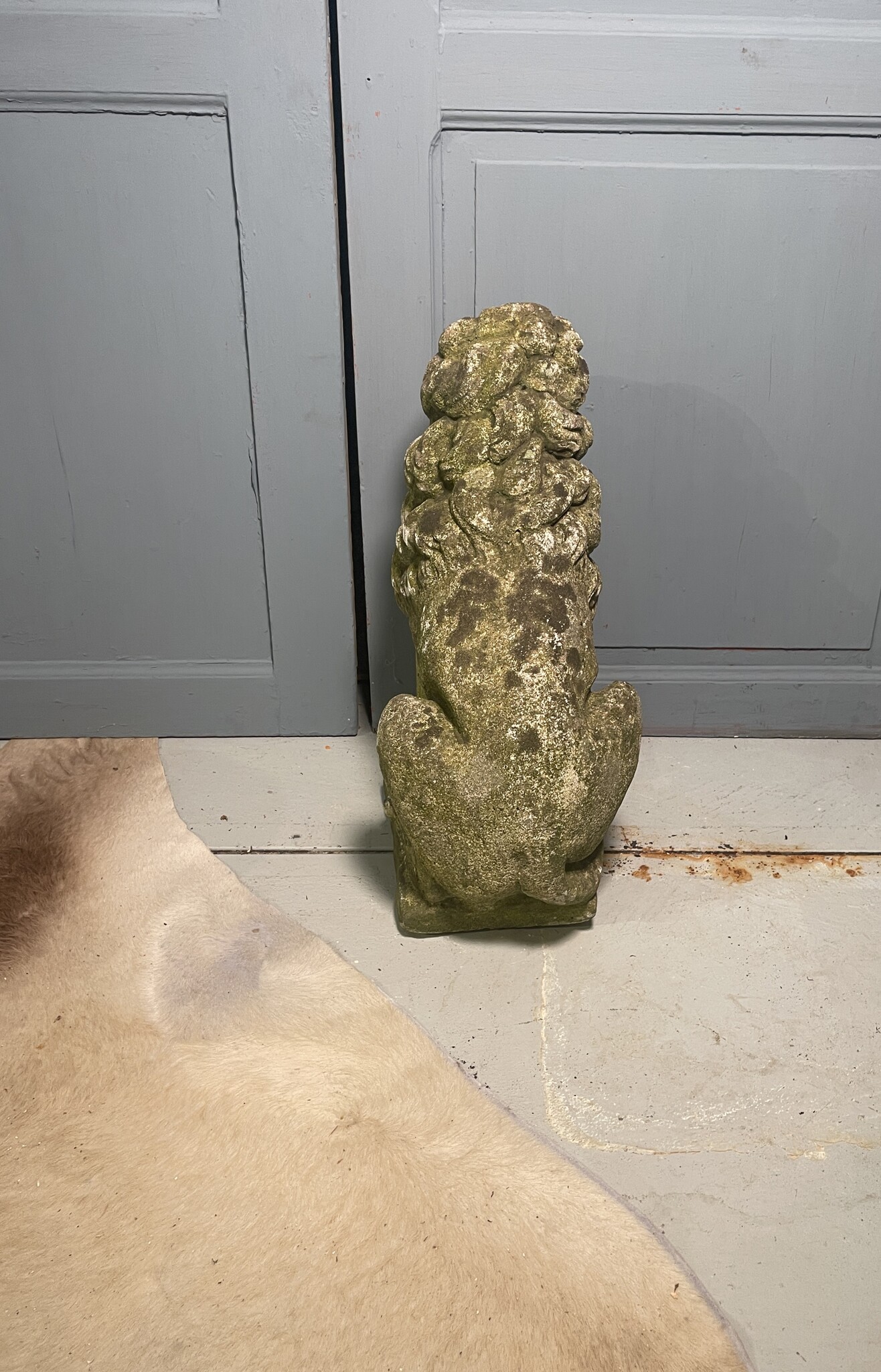 Bijna antiek tuinbeeld, zittende leeuw