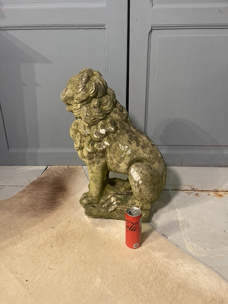 Bijna antiek tuinbeeld, zittende leeuw