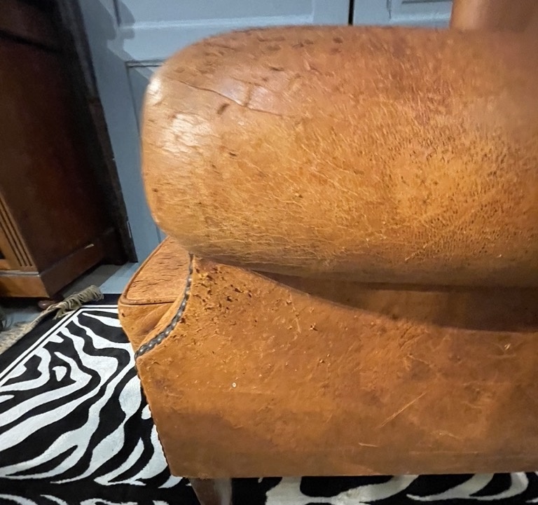 Bijna antieke leren oorfauteuil met leuke details