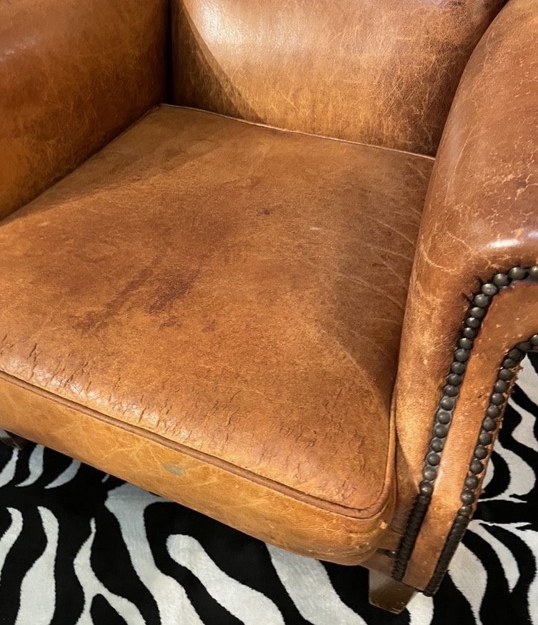 Bijna antieke leren oorfauteuil met leuke details