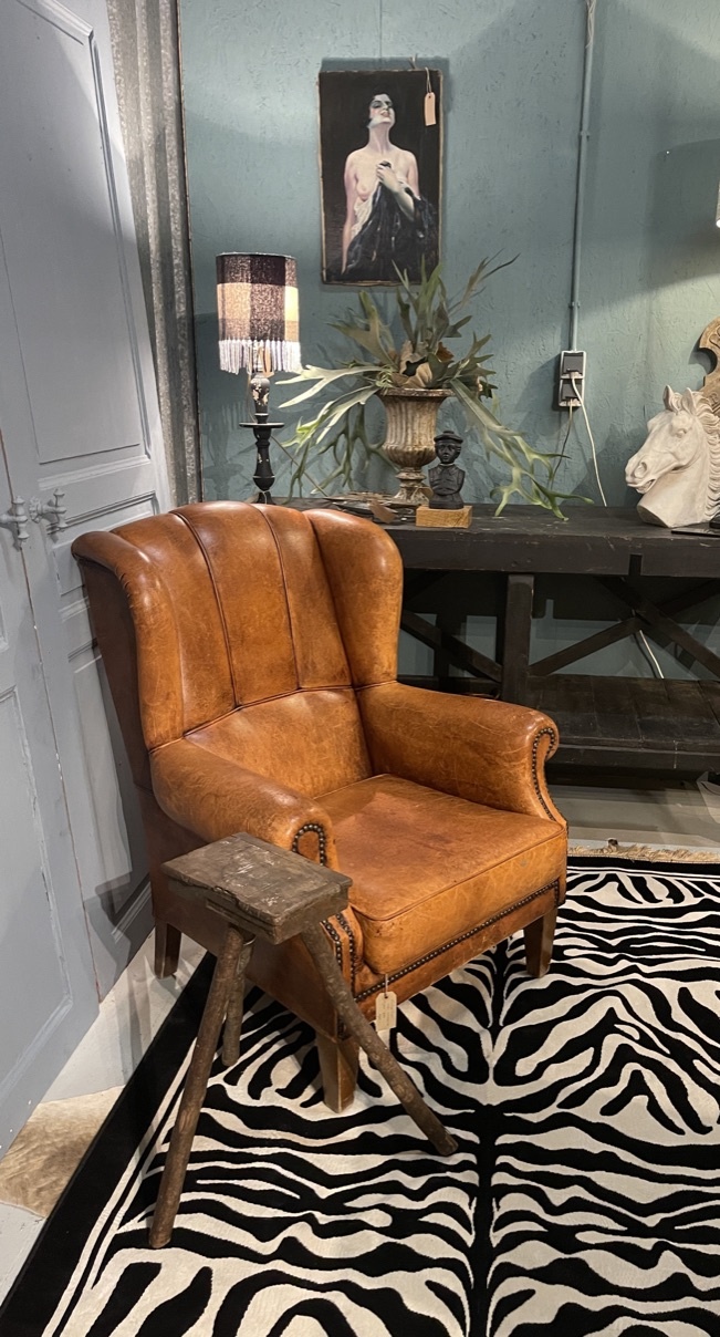 Bijna antieke leren oorfauteuil met leuke details