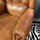 Bijna antieke leren oorfauteuil met leuke details