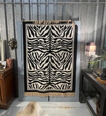 * Te laat, verkocht * Vreemde eend in de bijt, een zebra