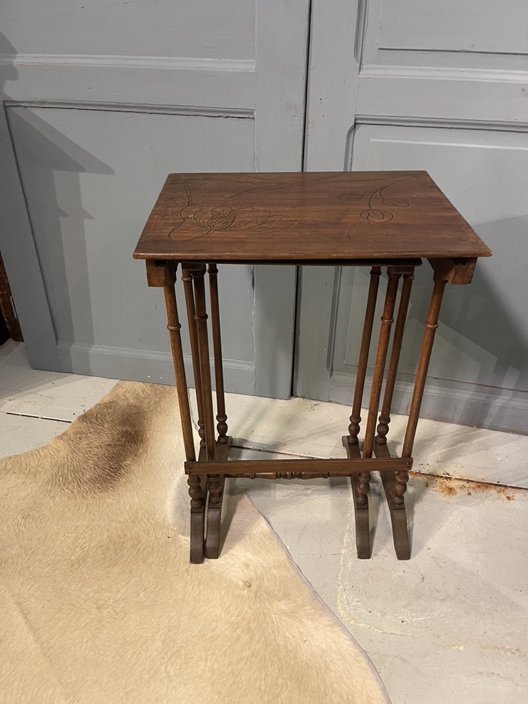 Antiek stel nest tafeltjes of bijzettafeltjes