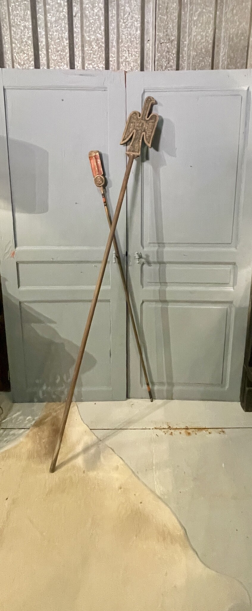 Old stage props, standard