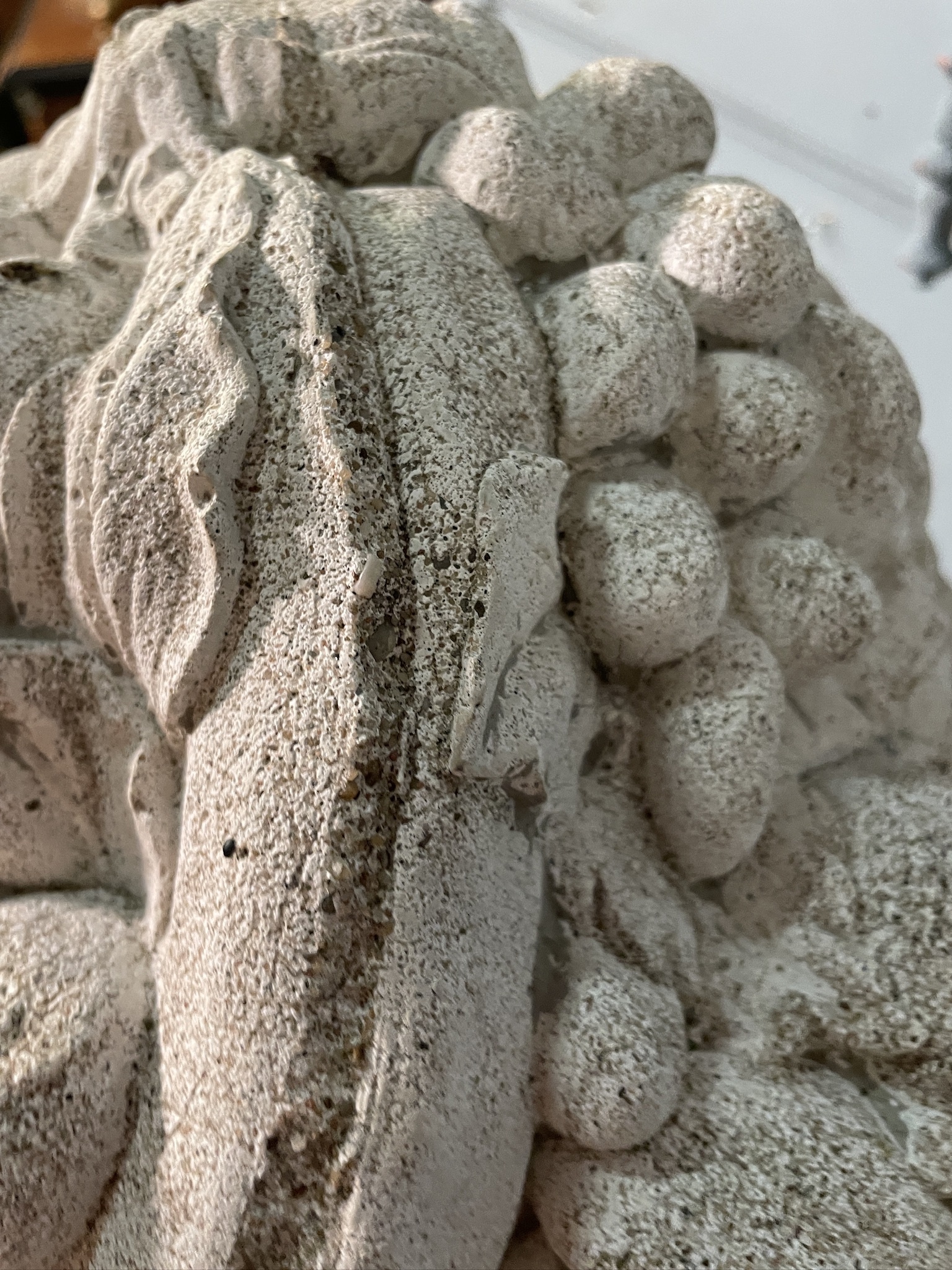 Oude cementen fruitmand