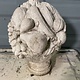 Oude cementen fruitmand