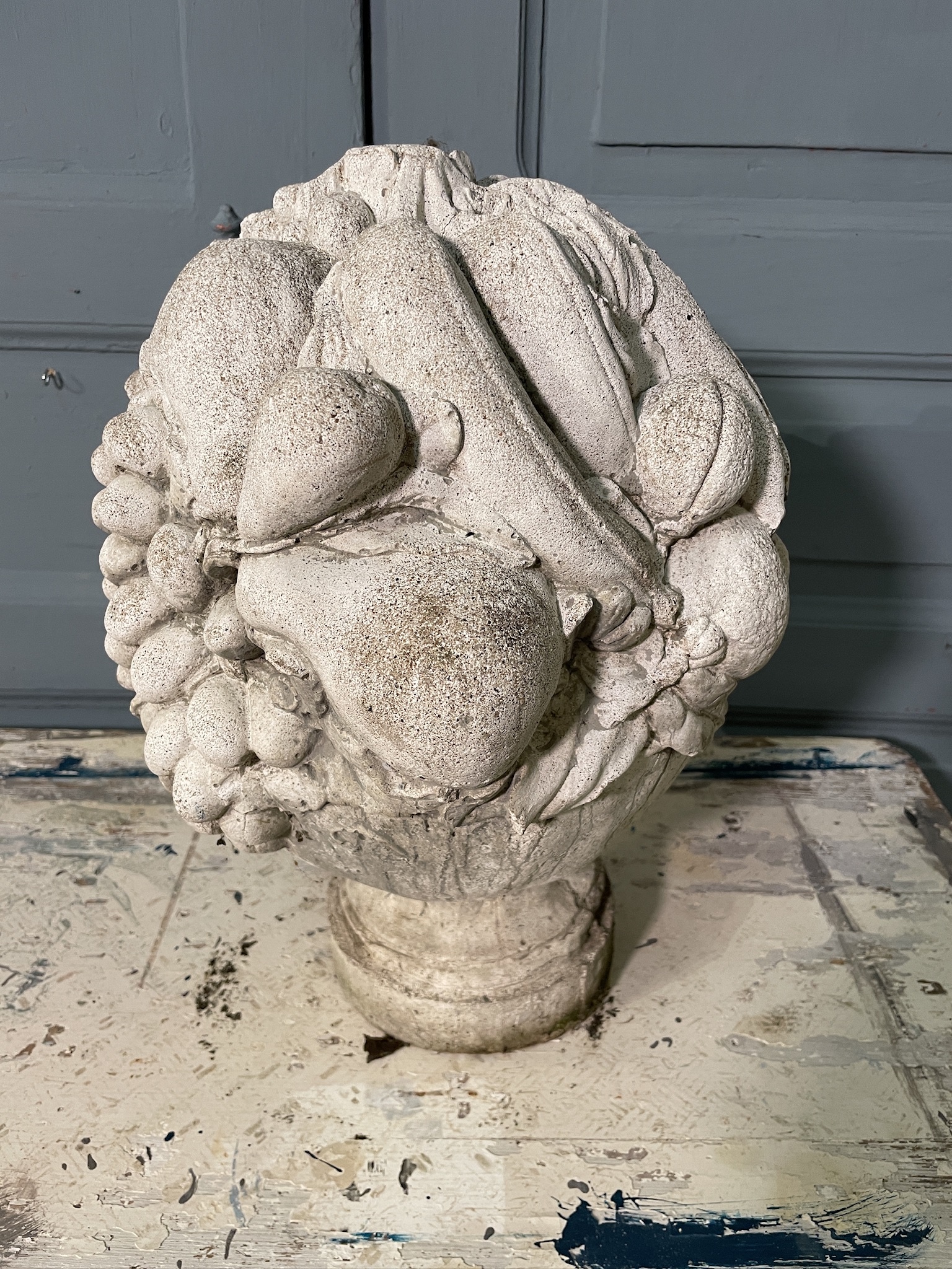Oude cementen fruitmand