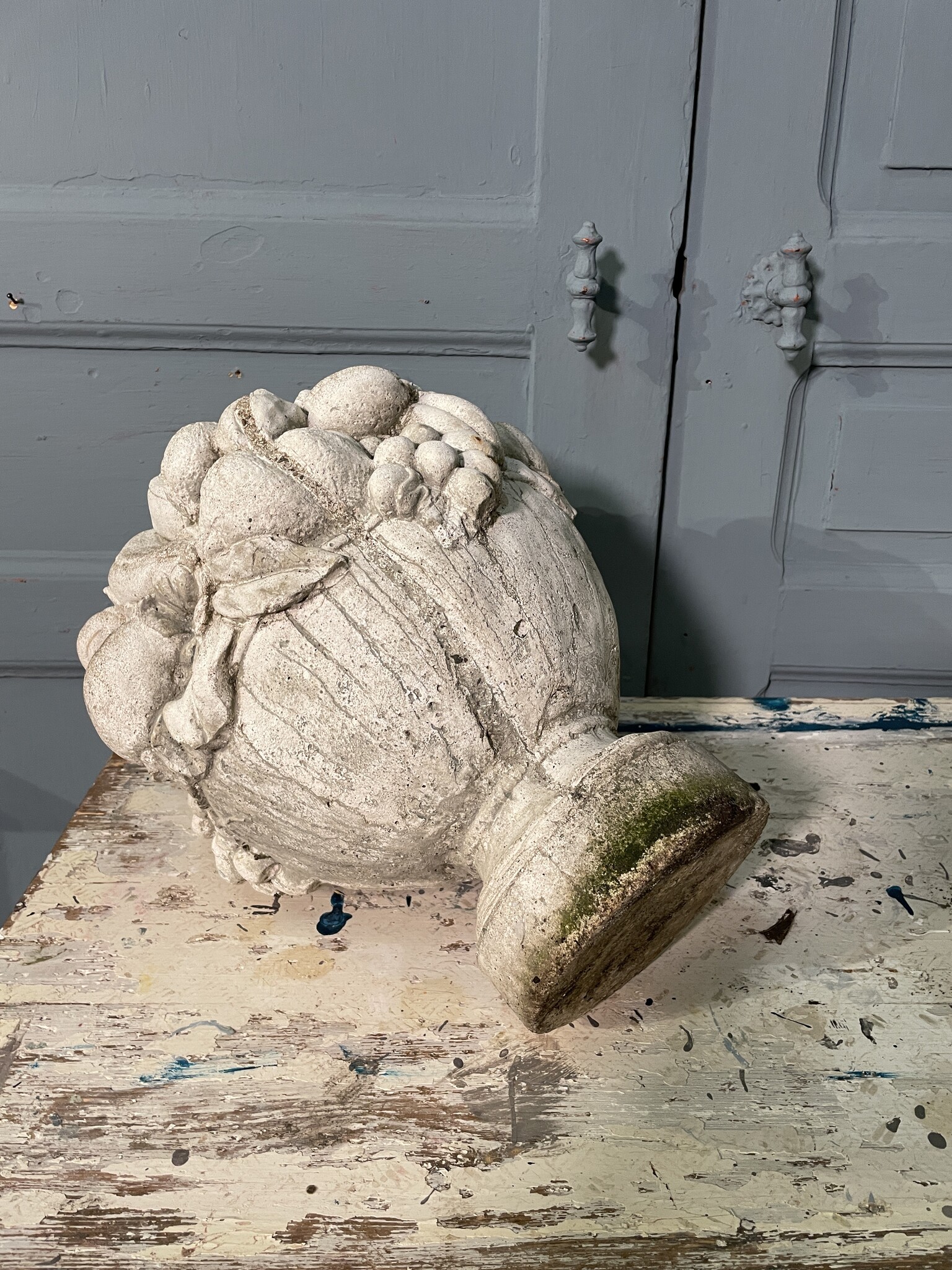 Oude cementen fruitmand