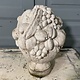 Oude cementen fruitmand