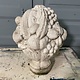 Oude cementen fruitmand