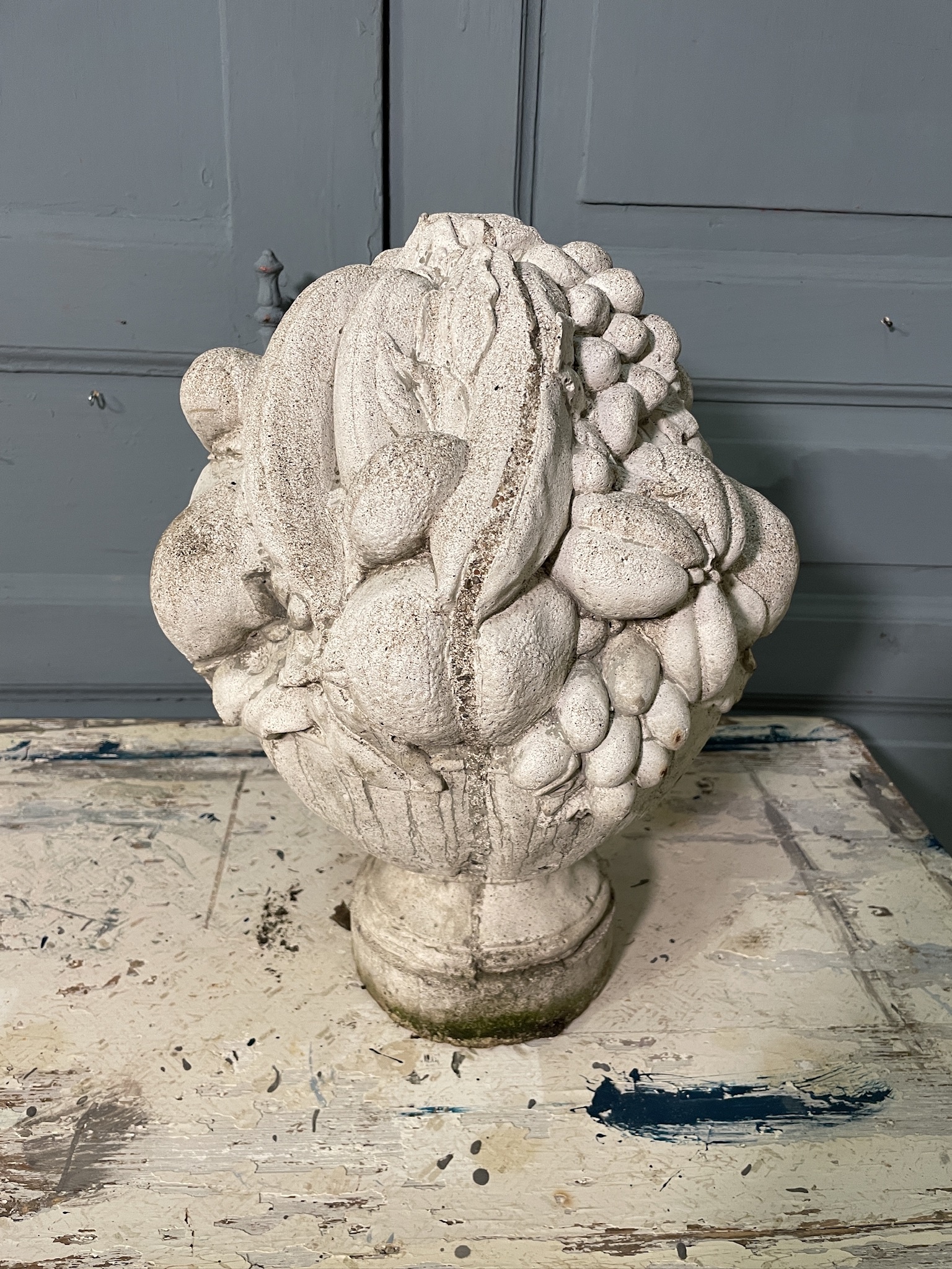Oude cementen fruitmand