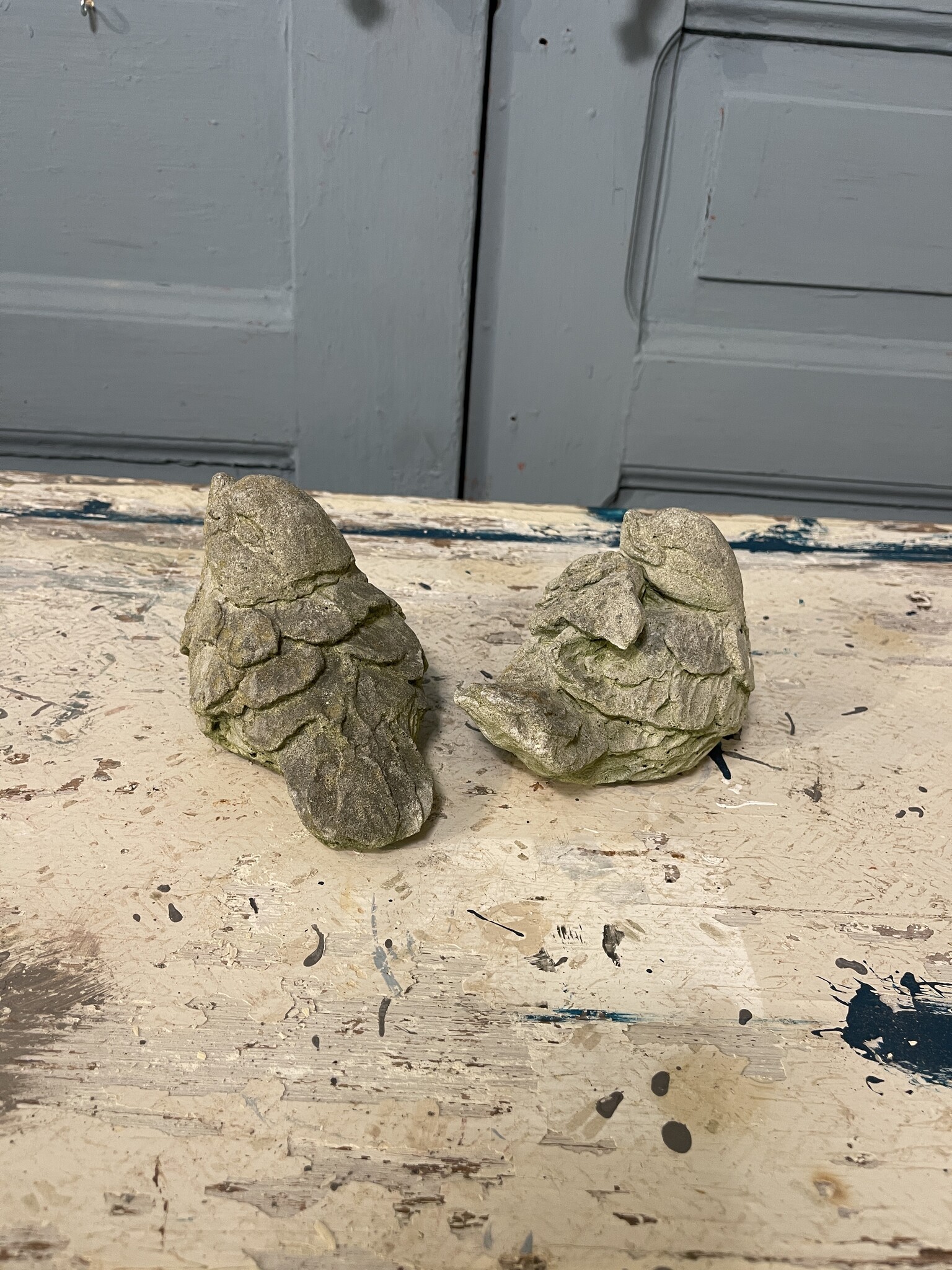 Stel betonnen vogeltjes met een grijns op hun bekkie