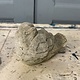 Stel betonnen vogeltjes met een grijns op hun bekkie