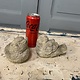 Stel betonnen vogeltjes met een grijns op hun bekkie
